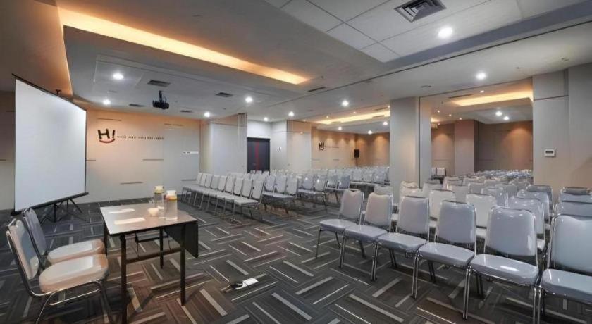 Hi Hotel Senen Джакарта Экстерьер фото